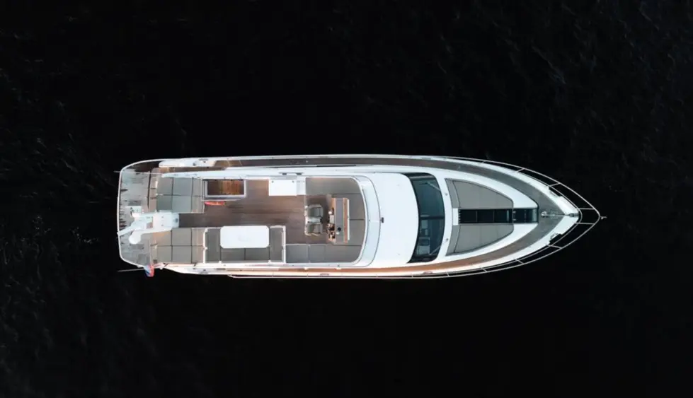 Яхта Fairline 65