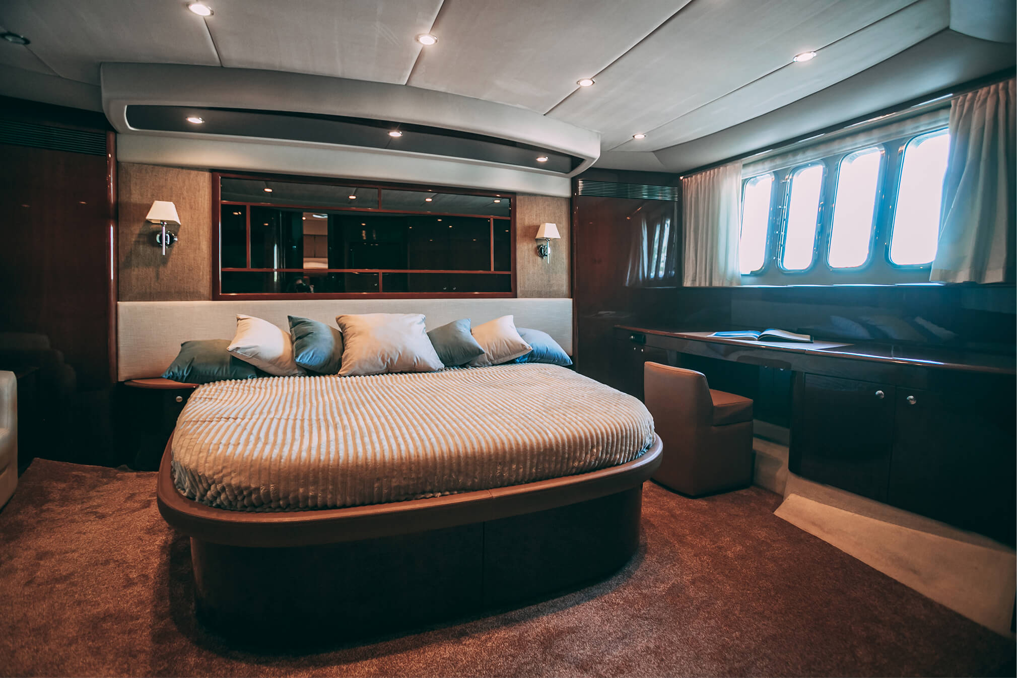 Яхта Princess 68