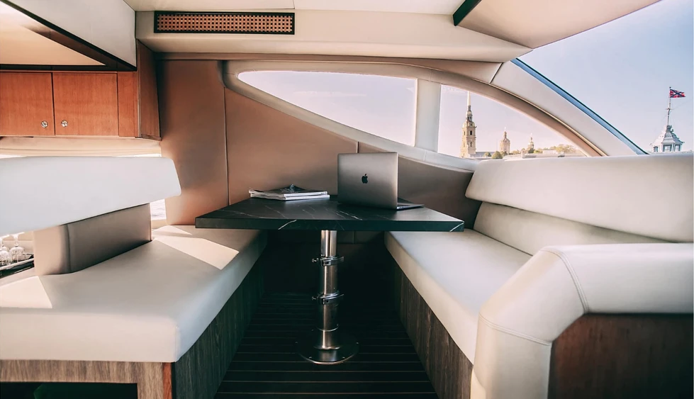 Яхта Majesty 44