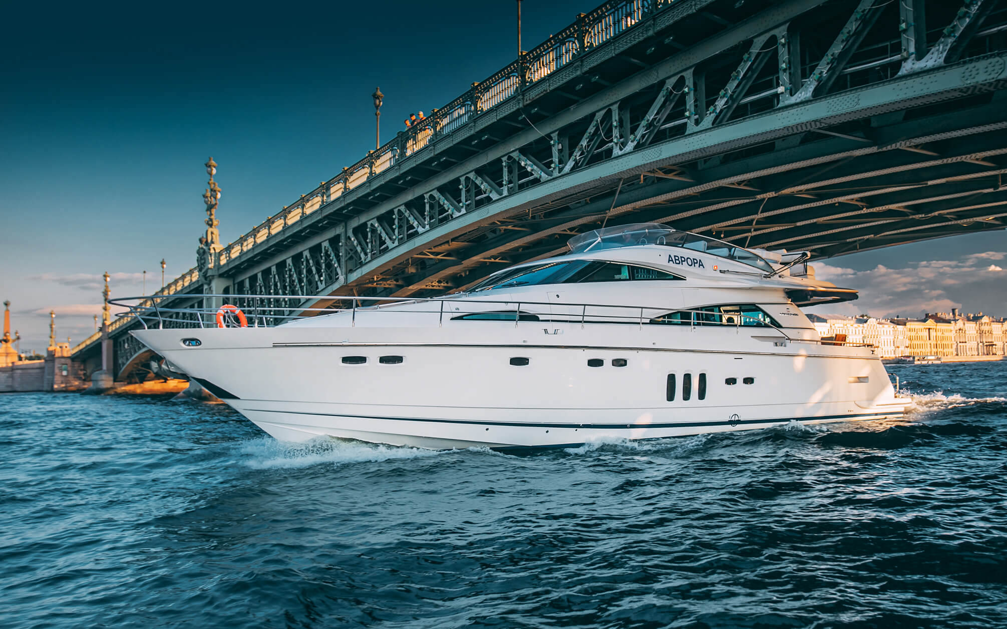Яхта Fairline 68