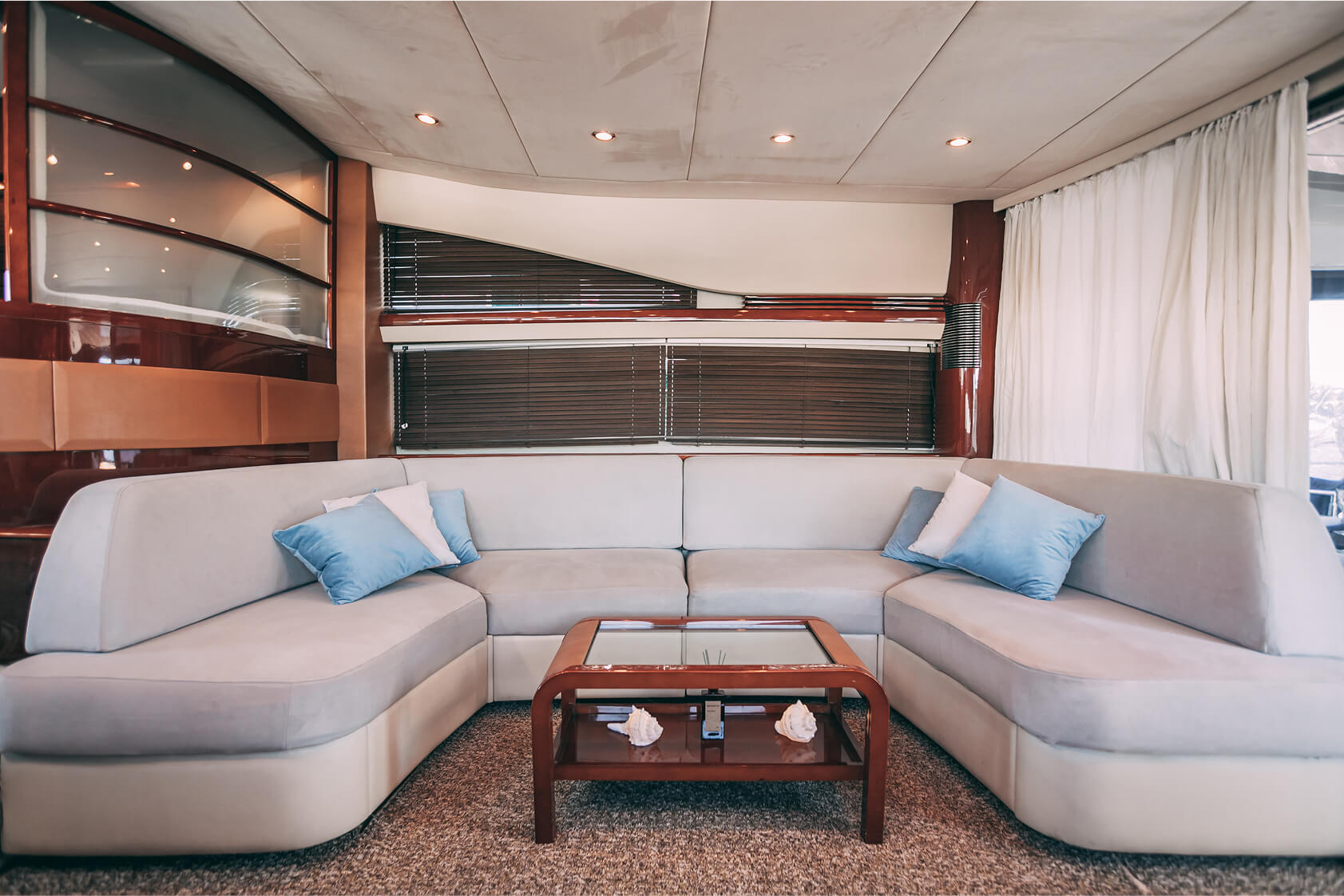 Яхта Princess 68
