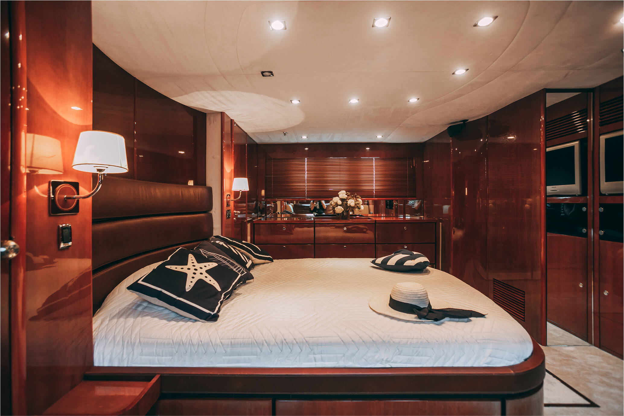 Яхта Fairline 68