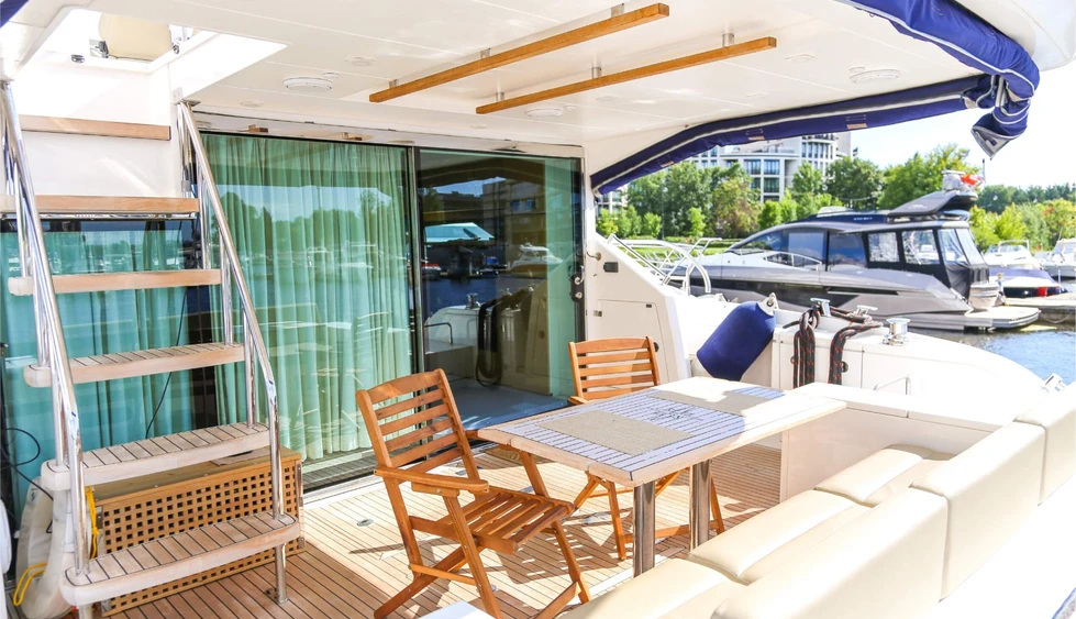 Яхта Fairline 65