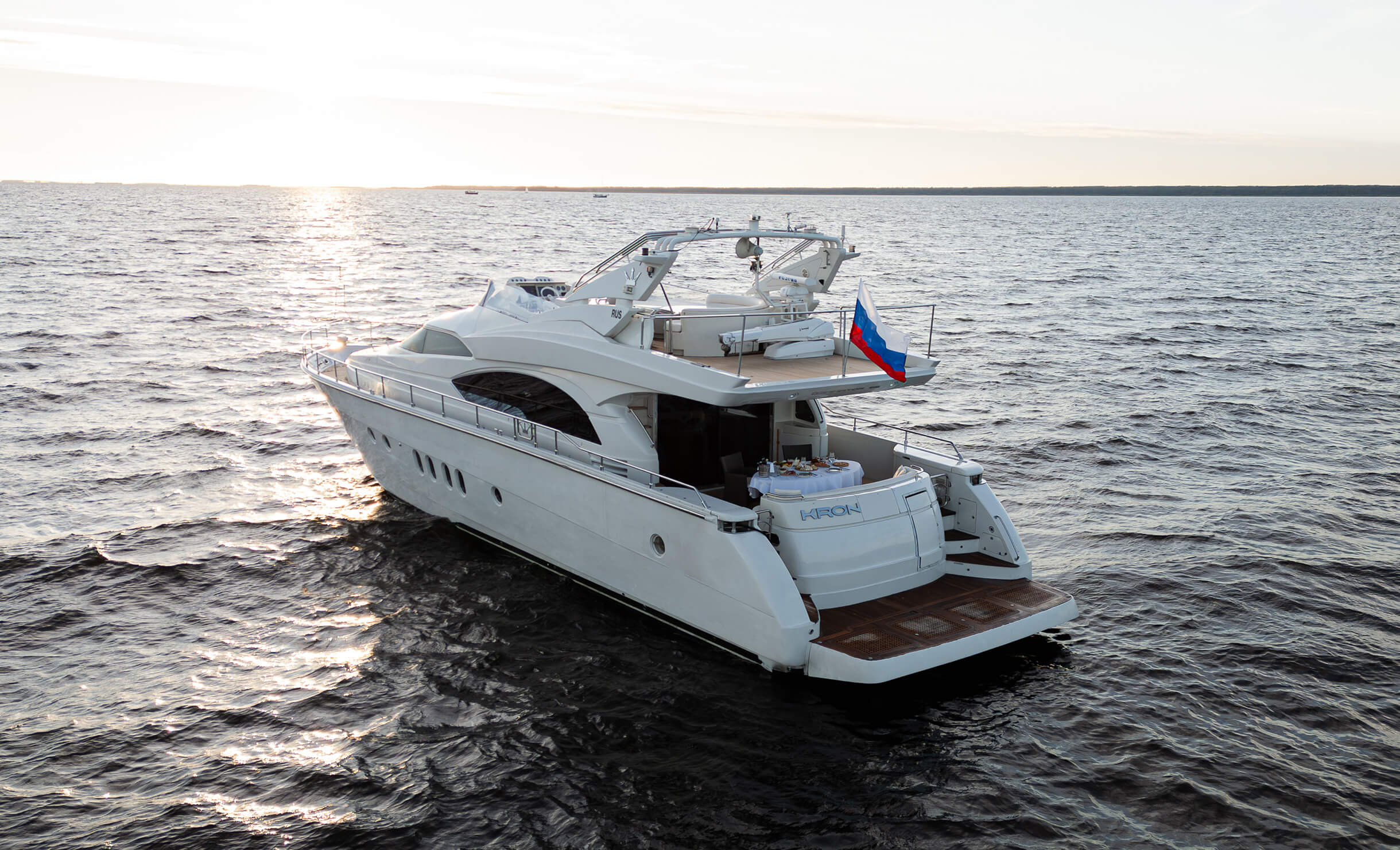 Яхта Dominator 68