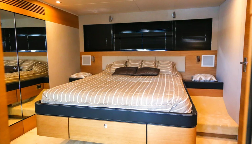 Яхта Fairline 65