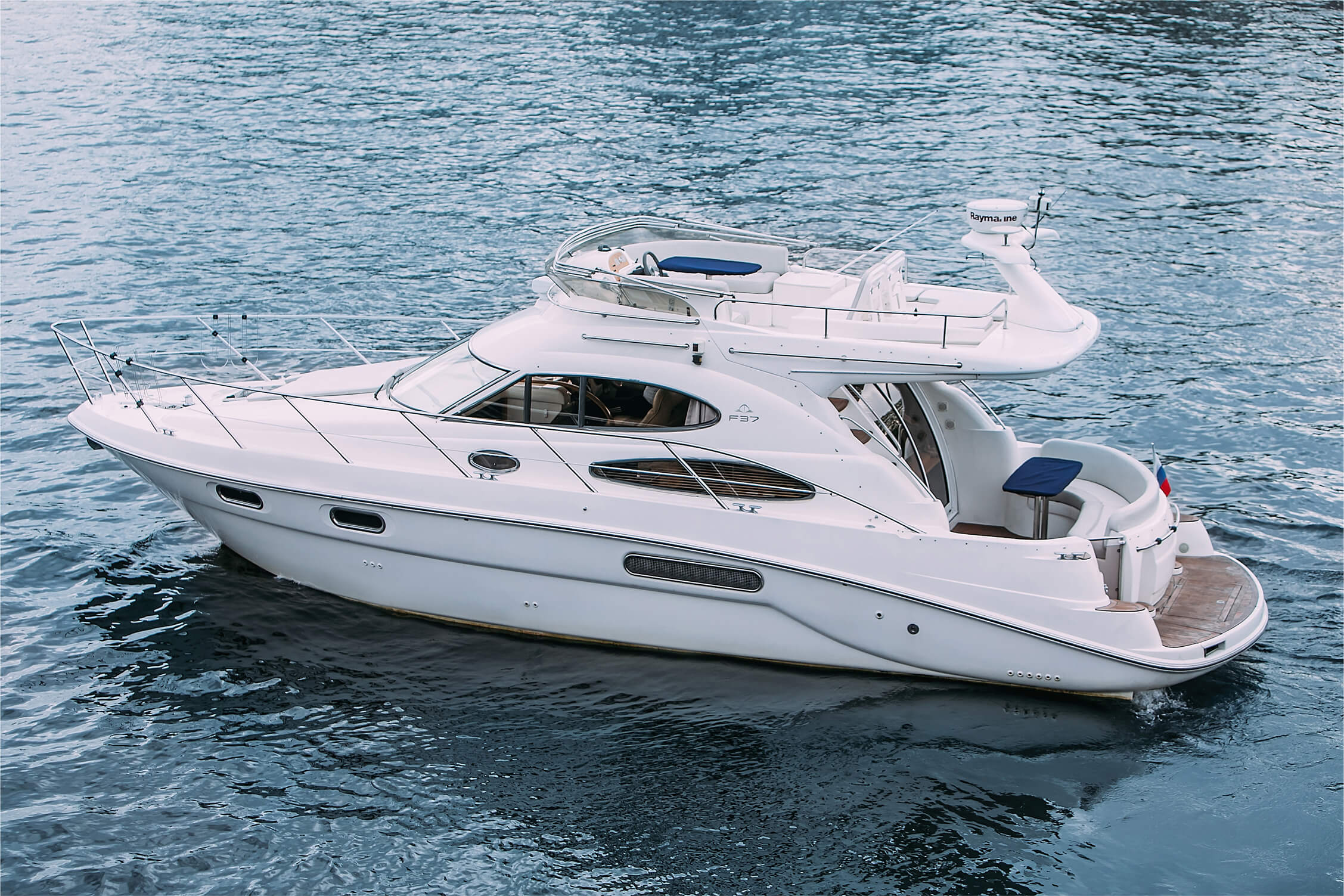 Яхта Sealine 37