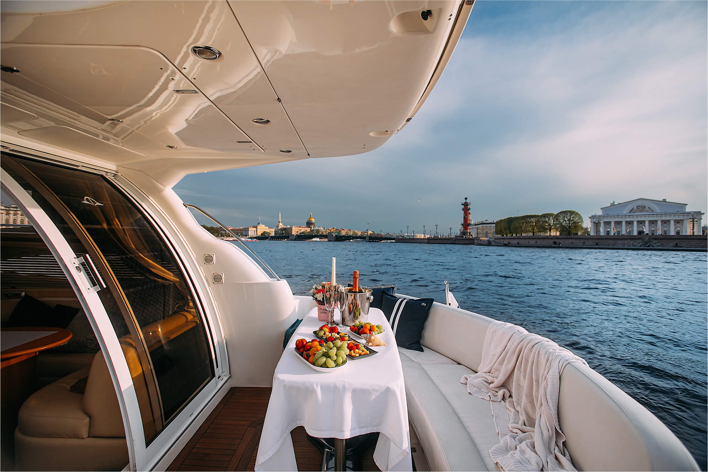 Яхта Sealine 37