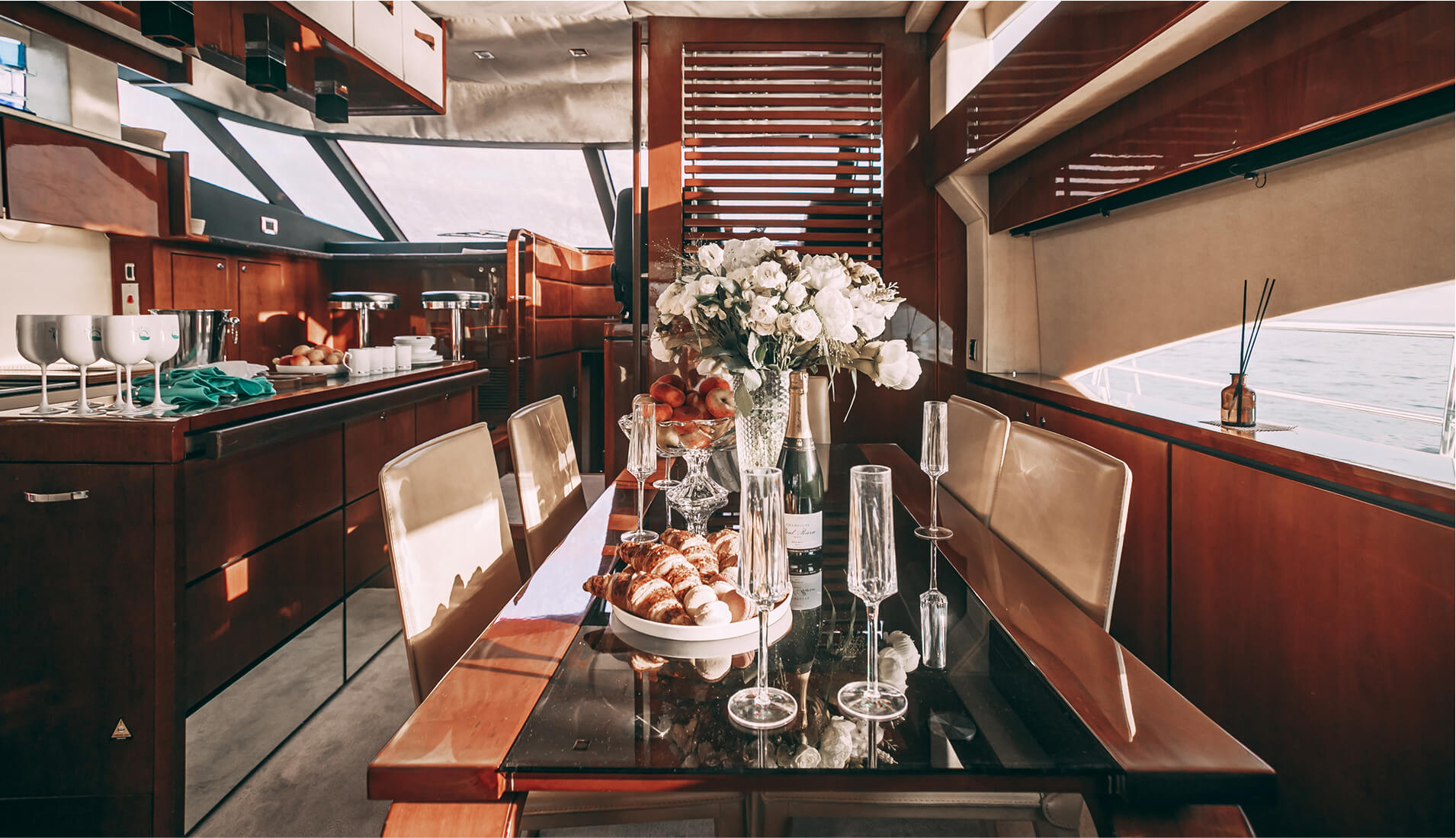 Яхта Fairline 68
