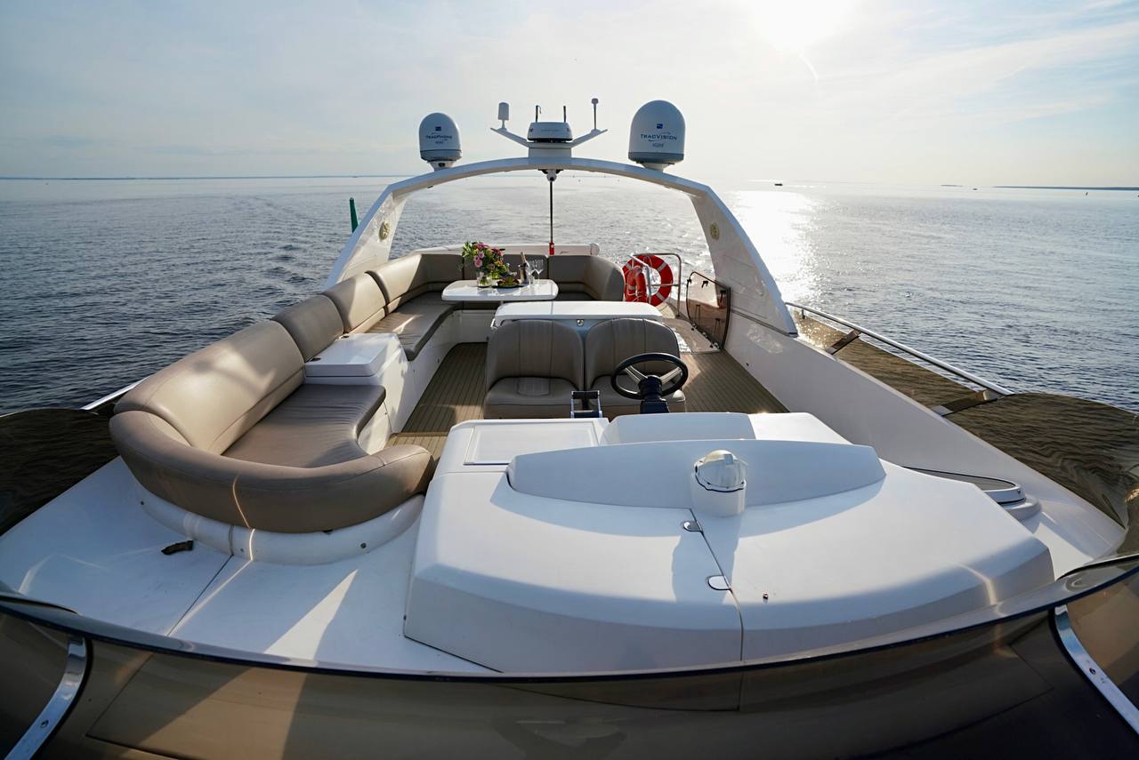 Яхта Princess 68