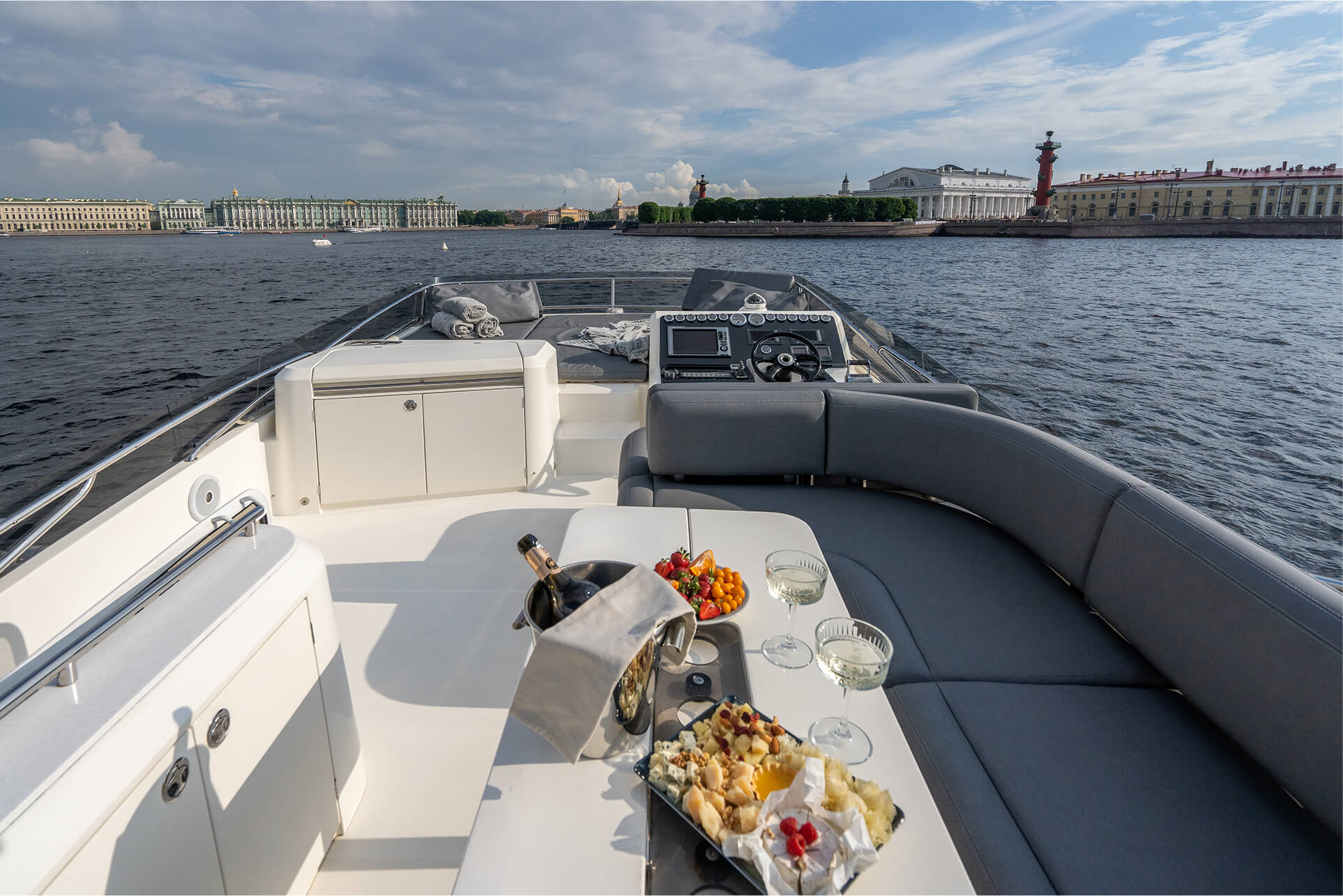 Яхта Galeon 640 Fly