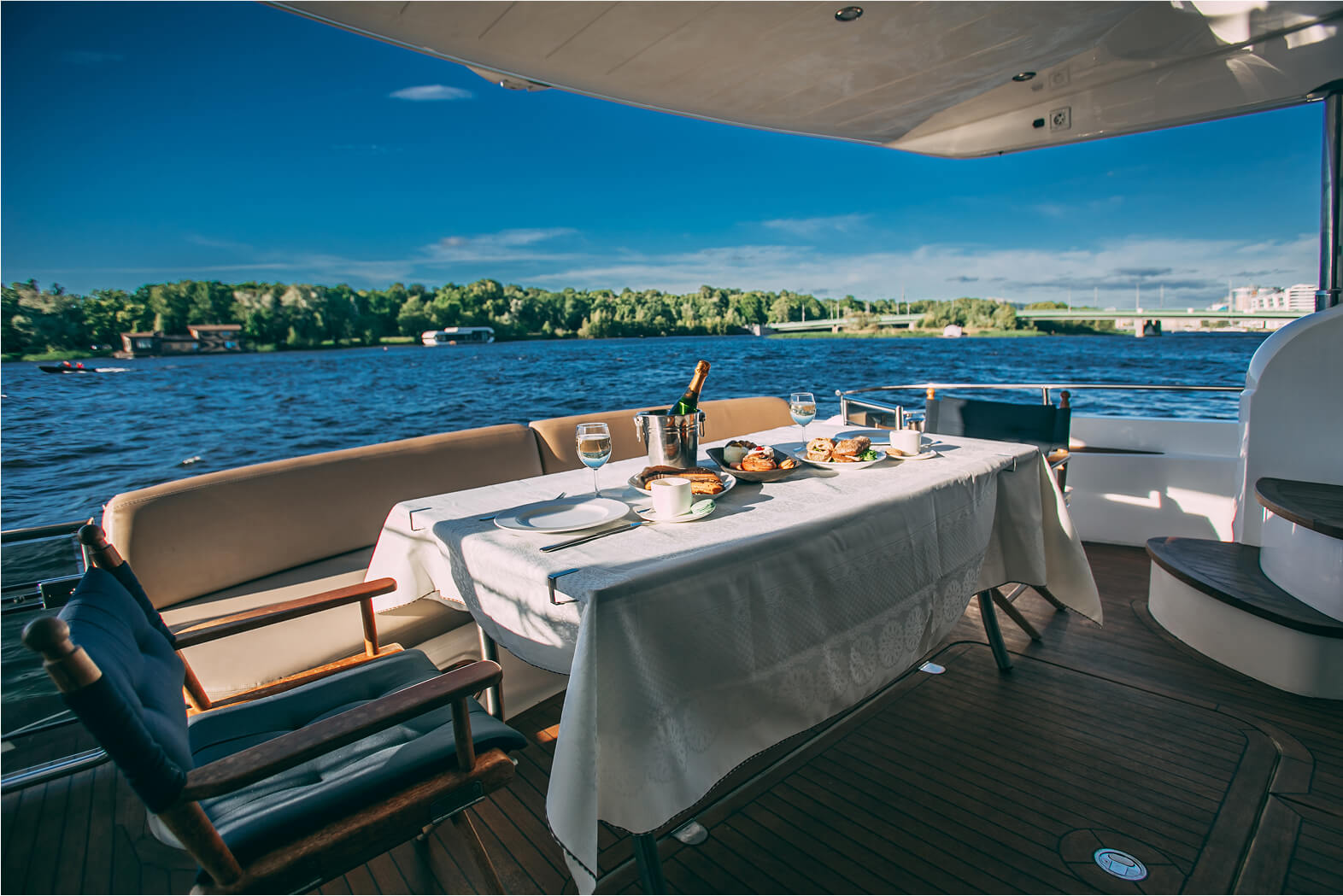 Яхта Princess 68