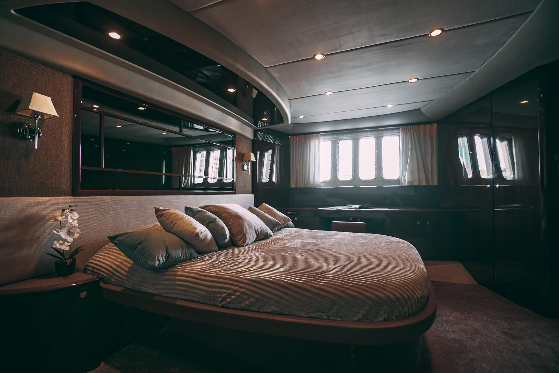 Яхта Princess 68