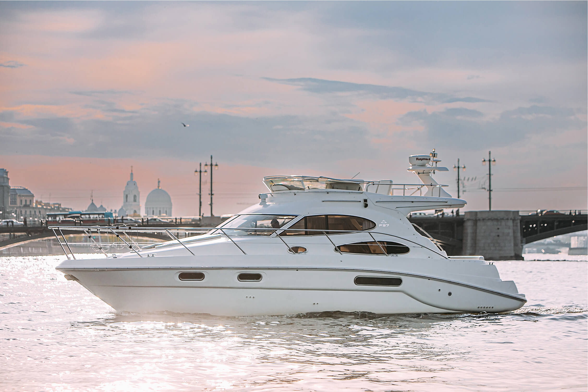 Яхта Sealine 37