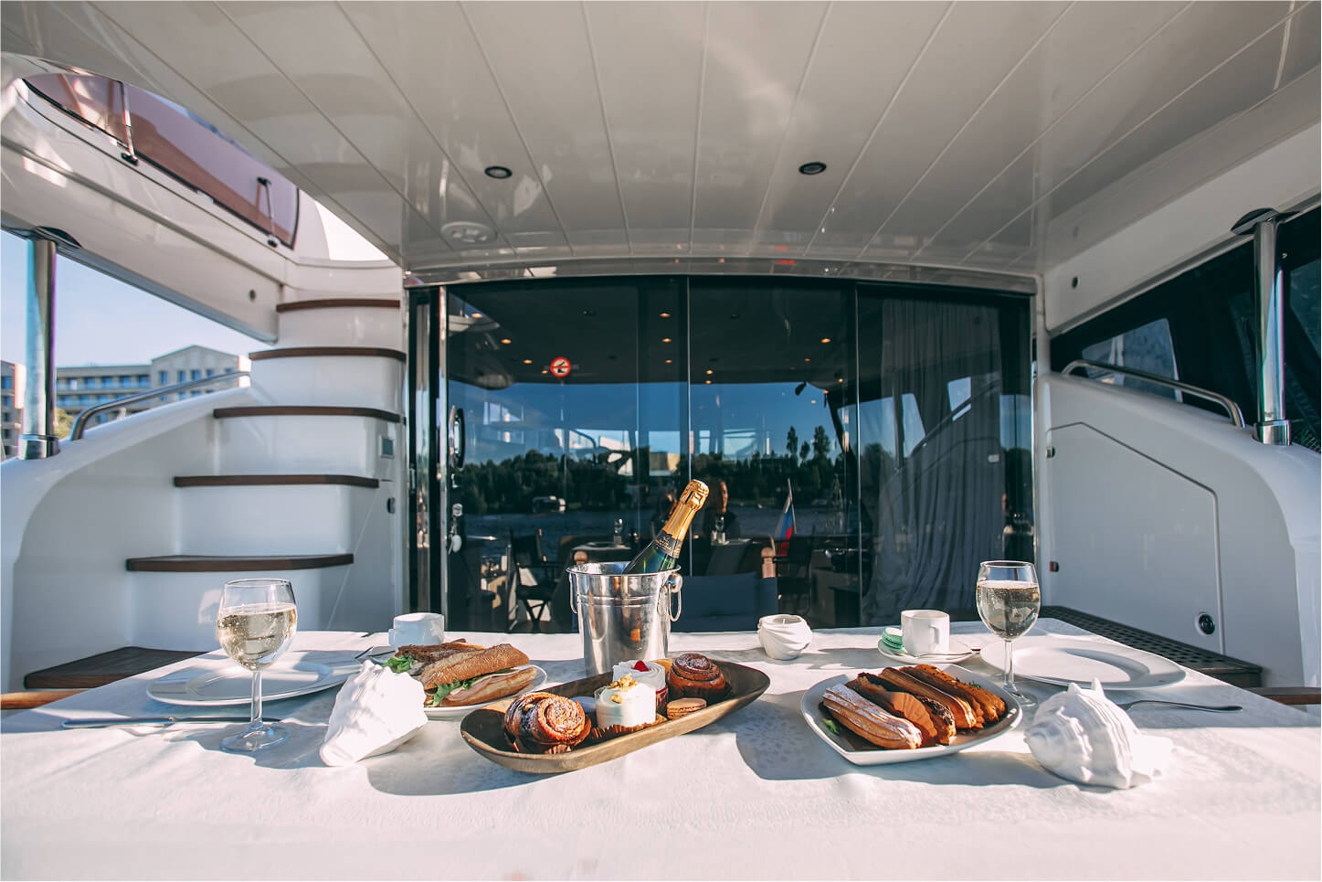 Яхта Princess 68