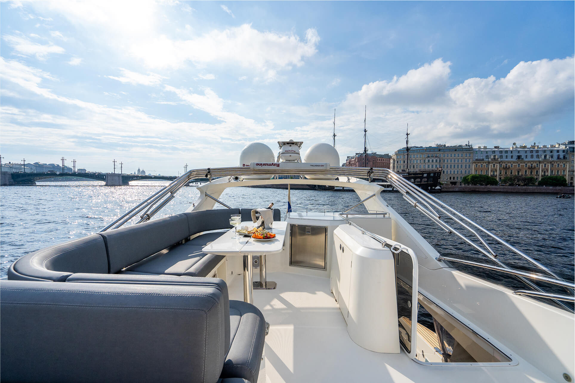 Яхта Galeon 640 Fly