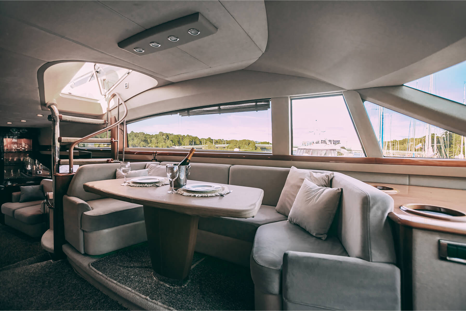 Яхта Princess 68