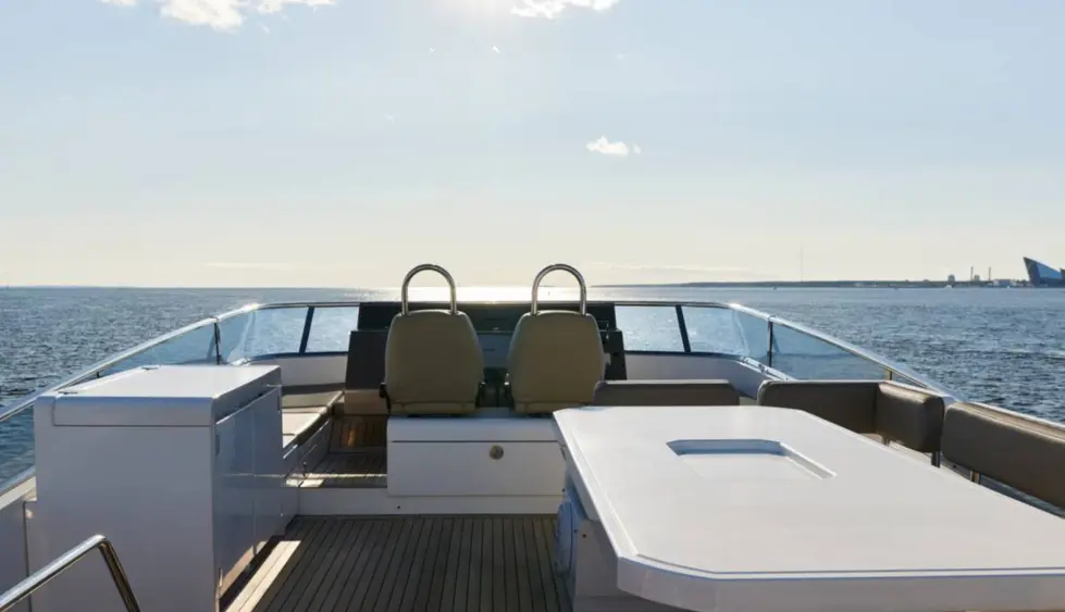 Яхта Fairline 65