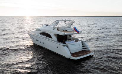Яхта Dominator 68