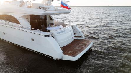 Яхта Dominator 68