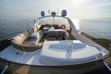 Яхта Princess 68
