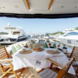 Яхта Fairline 65