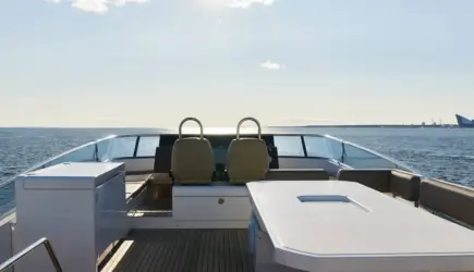 Яхта Fairline 65