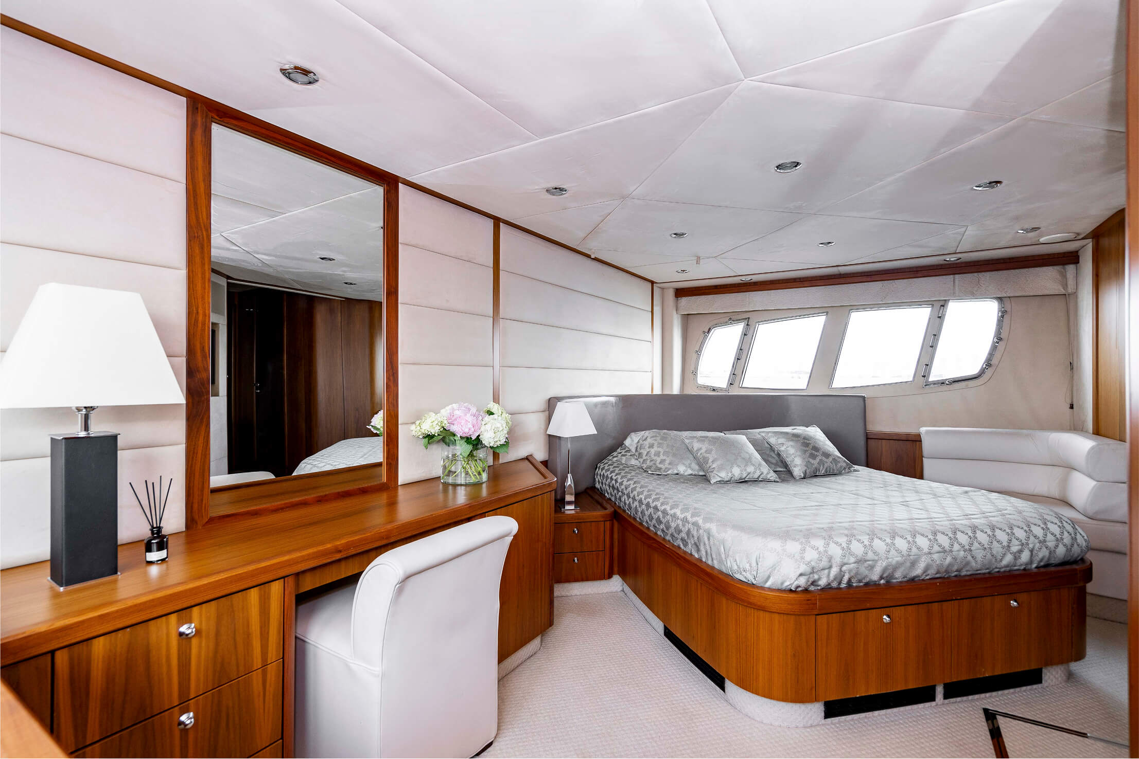 Яхта Sunseeker 70 Pallada